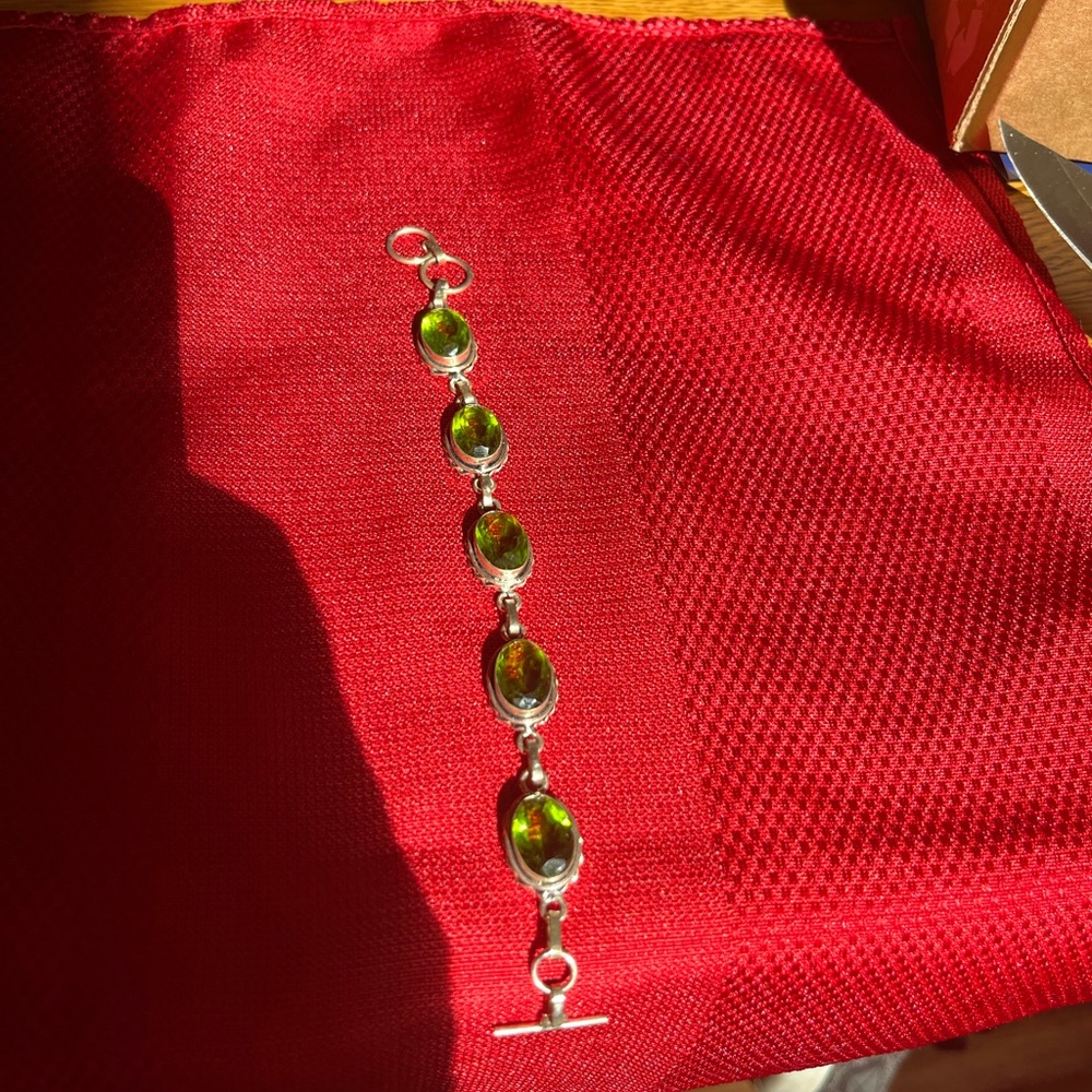 Chic Silver Bracelet with Green Accents